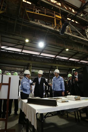 Photograph of the Prime Minister touring Yawata Steel Works (3)