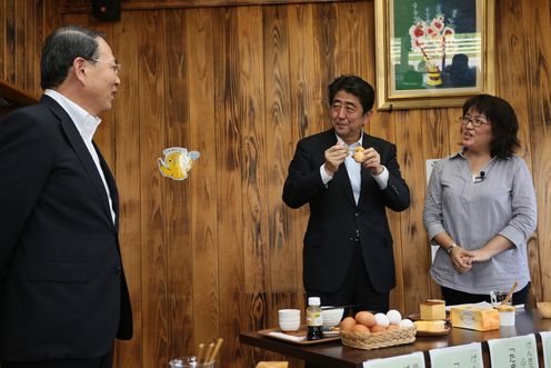 Photograph of the Prime Minister tasting egg-based products