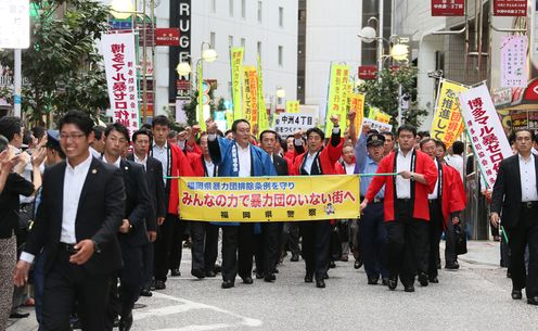 Photograph of the Prime Minister participating in the parade against criminal organizations (1)
