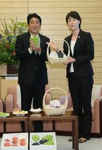 Photograph of the Prime Minister receiving a gift of fruits from Yamanashi