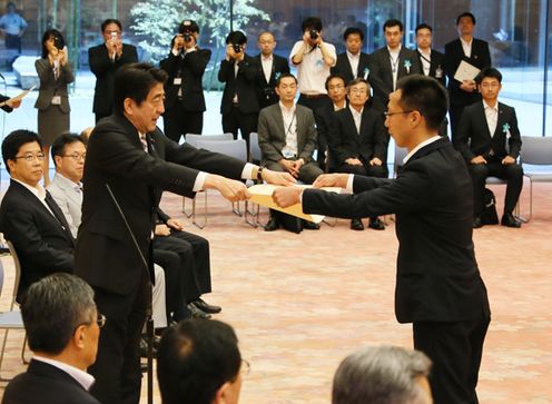 Photograph of the Prime Minister presenting a certificate of appreciation (1)