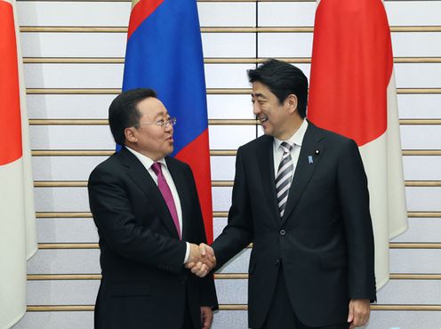 Photograph of Prime Minister Abe shaking hands with the President of Mongolia