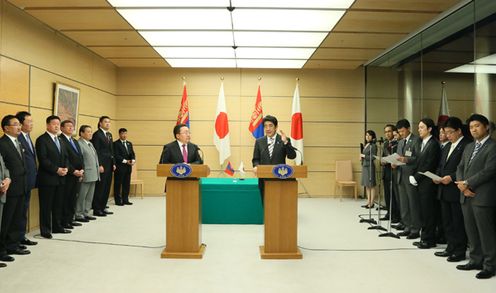 Photograph of the Japan-Mongolia joint press announcement (1)