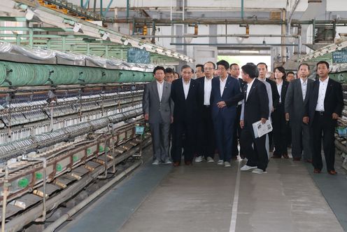 Photograph of the Prime Minister touring the reeling mill  at Tomioka Silk Mill (1)