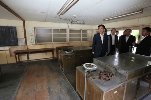 Photograph of the Prime Minister touring the dormitory kitchen