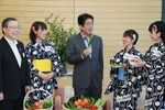 Photograph of the Prime Minister tasting summer vegetables from Fukushima