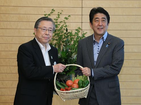 Photograph of the Prime Minister being presented with summer vegetables from Fukushima