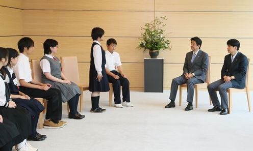 Photograph of the Prime Minister receiving a courtesy call from young descendants of former inhabitants of the Northern Territories of Japan (1)