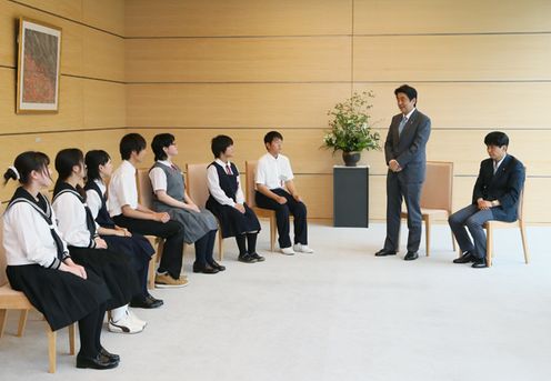 Photograph of the Prime Minister receiving a courtesy call from young descendants of former inhabitants of the Northern Territories of Japan (2)