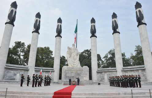 Photograph of the ceremony to lay a wreath at the Monumento A Los Niños Héroes