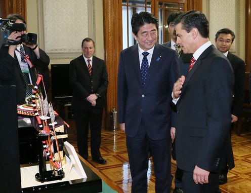Photograph of the Japan-Mexico Summit Meeting (exchange of gifts)