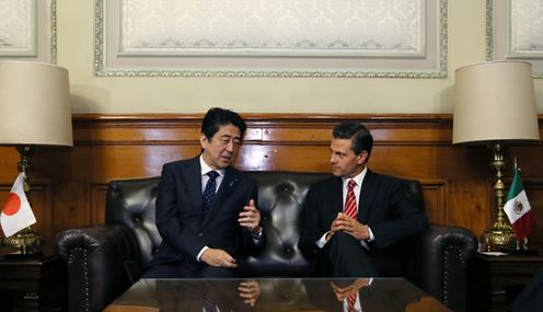 Photograph of the Japan-Mexico Summit Meeting (smaller meeting)