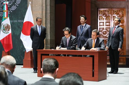 Photograph of the ceremony to announce the signing of a memorandum and other documents