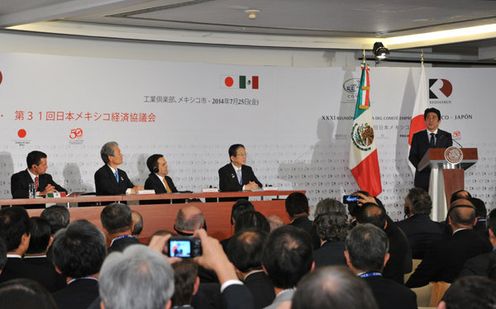 Photograph of the Prime Minister delivering an address at the Japan-Mexico Businessmen's Joint Committee Meeting