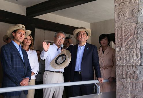 Photograph of the Prime Minister visiting the former site of Teotihuacan (2)