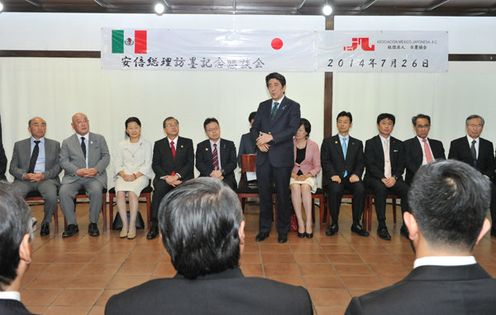 Photograph of the Prime Minister meeting with members of the Japan-Mexico Association (2)