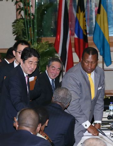 Photograph of Prime Minister Abe exchanging greetings before the Japan-CARICOM Summit Meeting