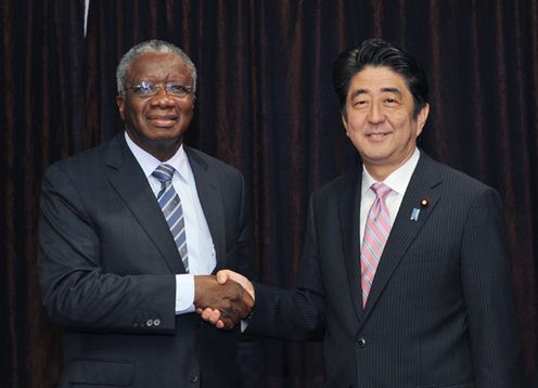 Photograph of Prime Minister Abe meeting with the Prime Minister of Barbados (1)