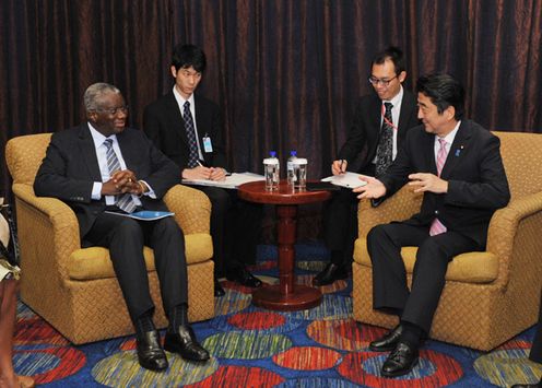 Photograph of Prime Minister Abe meeting with the Prime Minister of Barbados (2)