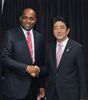 Photograph of Prime Minister Abe meeting with the Prime Minister of Dominica (1)