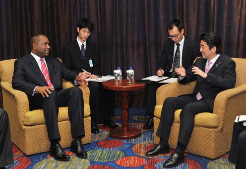 Photograph of Prime Minister Abe meeting with the Prime Minister of Dominica (2)