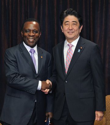Photograph of Prime Minister Abe meeting with the Prime Minister of Grenada (1)
