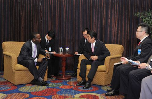 Photograph of Prime Minister Abe meeting with the Prime Minister of Grenada (2)