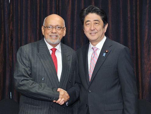Photograph of Prime Minister Abe meeting with the President of Guyana (1)