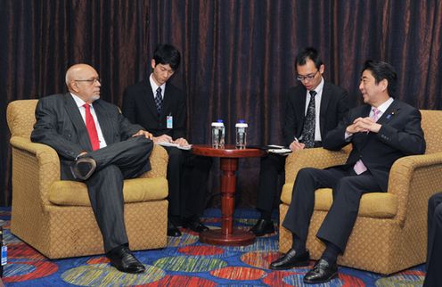 Photograph of Prime Minister Abe meeting with the President of Guyana (2)