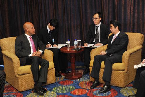 Photograph of Prime Minister Abe meeting with the President of Haiti (2)