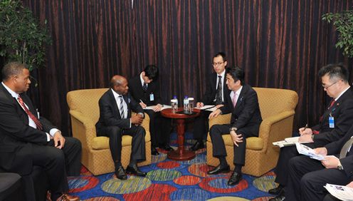 Photograph of Prime Minister Abe meeting with the Prime Minister of Saint Christopher and Nevis (2)