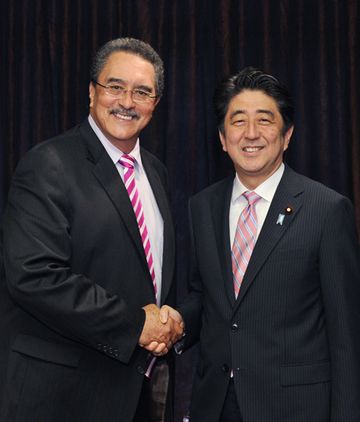 Photograph of Prime Minister Abe meeting with the Prime Minister of Saint Lucia (1)