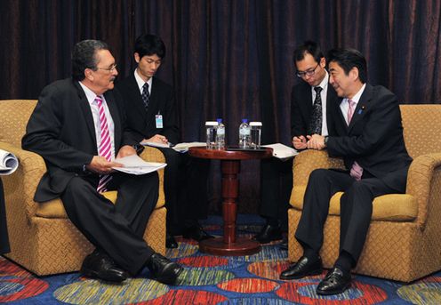 Photograph of Prime Minister Abe meeting with the Prime Minister of Saint Lucia (2)
