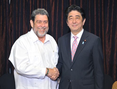 Photograph of Prime Minister Abe meeting with the Prime Minister of Saint Vincent and the Grenadines (1)