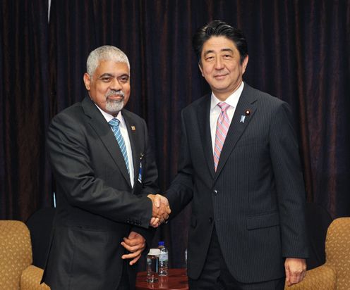 Photograph of Prime Minister Abe meeting with the Vice President of Suriname (1)