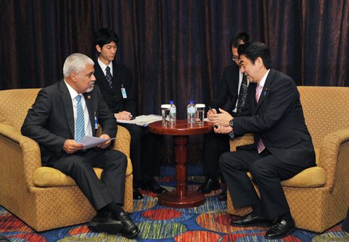 Photograph of Prime Minister Abe meeting with the Vice President of Suriname (2)