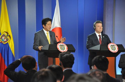 Photograph of the joint press announcement (1)