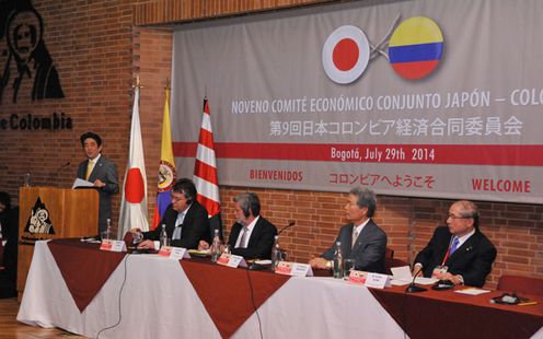 Photograph of the Prime Minister attending a meeting of the Japan-Colombia Economic Committee