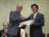 Photograph of Prime Minister Abe presenting a judo uniform to the Director of the Colombian National Sports Institute (Coldeportes) at a reception hosted by the Japanese Government