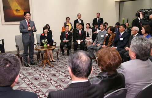 Photograph of the Prime Minister conversing with Japanese-Chileans