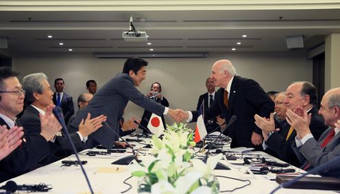 Photograph of the Prime Minister conversing with business leaders from Chilean and Japanese companies (2)