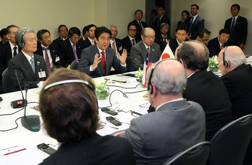 Photograph of the Prime Minister conversing with business leaders from Chilean and Japanese companies (1)