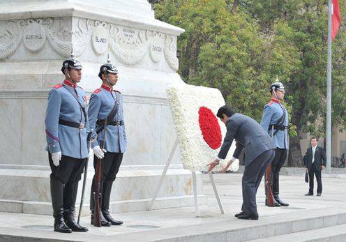 Photograph of the Prime Minister laying the wreath (1)