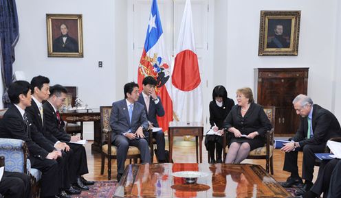 Photograph of the Japan-Chile Summit Meeting (2)