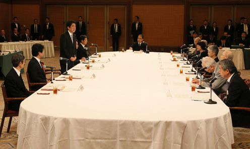 Photograph of the Prime Minister listening to requests by representatives of atomic bomb victims (1)