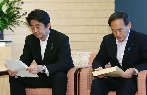 Photograph of the Prime Minister reading the fourth proposal