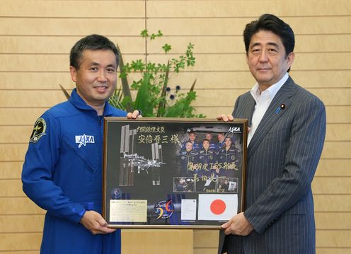 Photograph of the Prime Minister being presented with a commemorative gift 