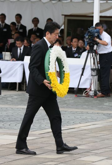 Photograph of the Prime Minister offering flowers (1)