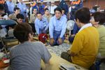 Photograph of the Prime Minister offering words of encouragement to evacuees at an evacuation center (1)