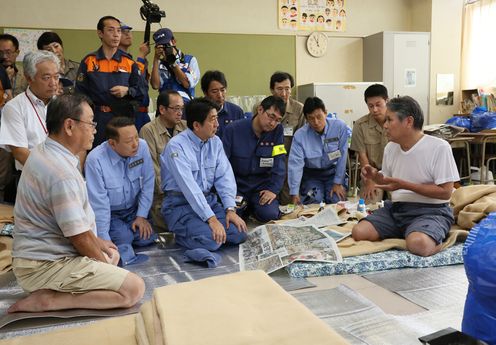 Photograph of the Prime Minister offering words of encouragement to evacuees at an evacuation center (2)